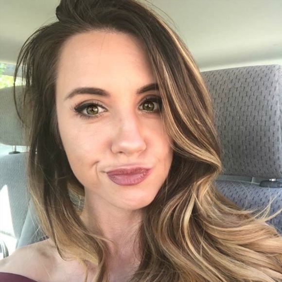 Meet your Posher, Nicole - Picture 1 of 1